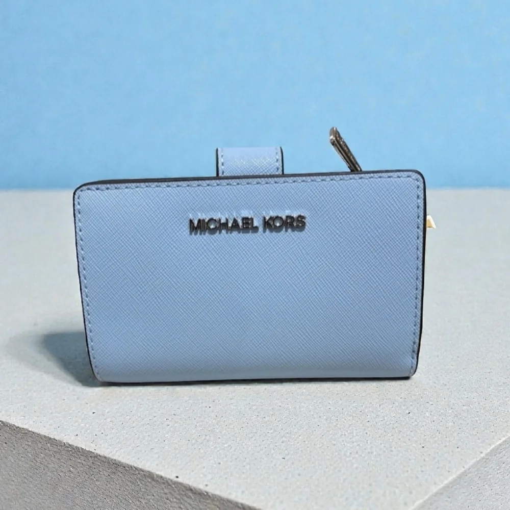 MICHAEL KORS JET SET TRAVEL MEDIUM BIFOLD COIN ZIPPER WALLET LIGHT SKY (NWT)